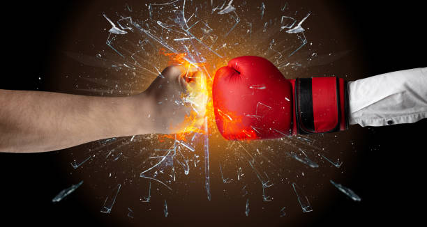 борьба руки разбивая стекло - boxing glove flash стоковые фото и изображения