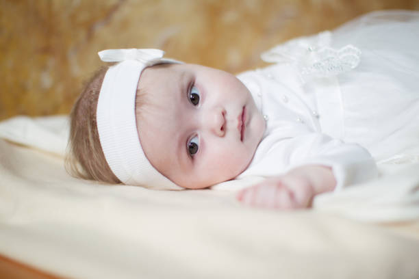 église de volotovo. baptême de l'enfant. un enfant avant le rite du baptême - baby people headband portrait photos et images de collection