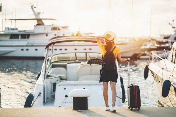 mujer en el puerto deportivo lista para navegar con yate - pasear en coche sin destino fotografías e imágenes de stock