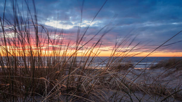 tranquila y colorida puesta de sol en la playa de gracia najójis, cerca de l'kken, dinamarca - løkken fotografías e imágenes de stock