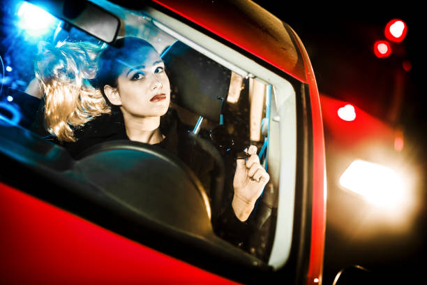femme conduisant une voiture la nuit - 5904 photos et images de collection