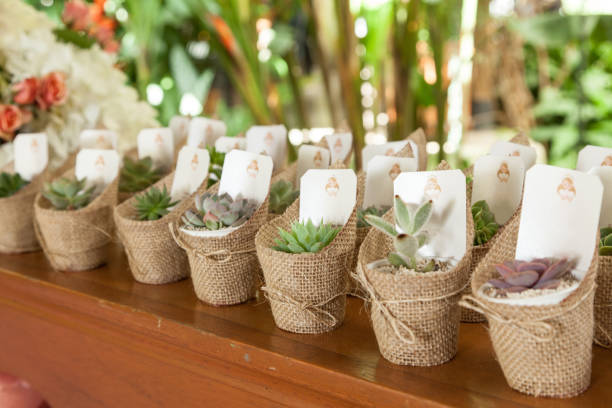 primer plano de regalos para los invitados a la fiesta - invitado de boda fotografías e imágenes de stock