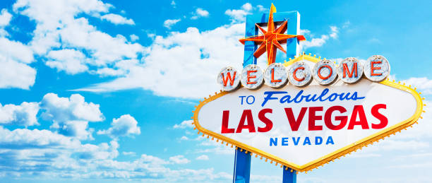 benvenuti al favoloso las vegas segno su blue sky - welcome to fabulous las vegas foto e immagini stock