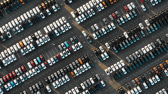 Vista aérea de los coches nuevos estacionados en la planta automotriz photo