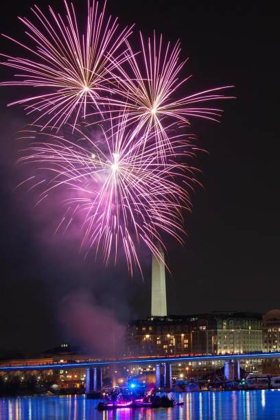 feux d'artifice au-dessus du monument de washington - capitol hill washington dc capitol building fountain photos et images de collection