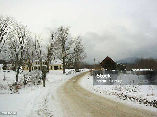 Photo libre de droit de Grange Et Ferme Sur La Route banque d'images et plus d'images libres de droit de Agriculture - Agriculture, Arbre, Blanc