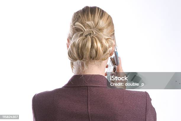 Desde Detrás De Las Mujeres Haciendo Phonecall Foto de stock y más banco de imágenes de Adulto - Adulto, Auricular de teléfono, Cabeza humana