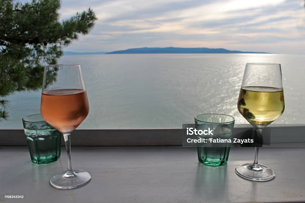 två glas vin och vatten på havets botten och ön - Royaltyfri Hav Bildbanksbilder