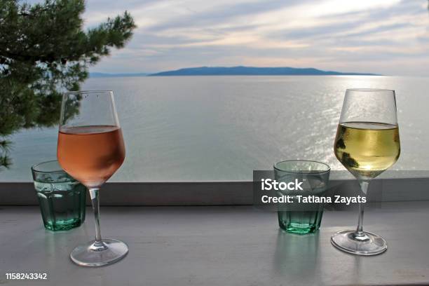 Två Glas Vin Och Vatten På Havets Botten Och Ön-foton och fler bilder på Hav - Hav, Kroatien, Middag