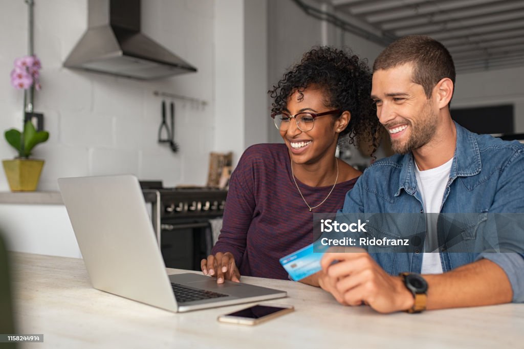 Feliz ouplo multiétnico haciendo pago en línea - Foto de stock de Tarjeta de crédito libre de derechos