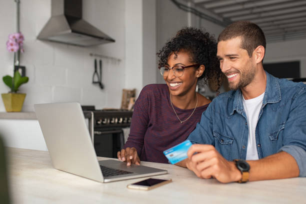 szczęśliwy multiethnic ouple dokonywania płatności online - shopping women internet credit card zdjęcia i obrazy z banku zdjęć