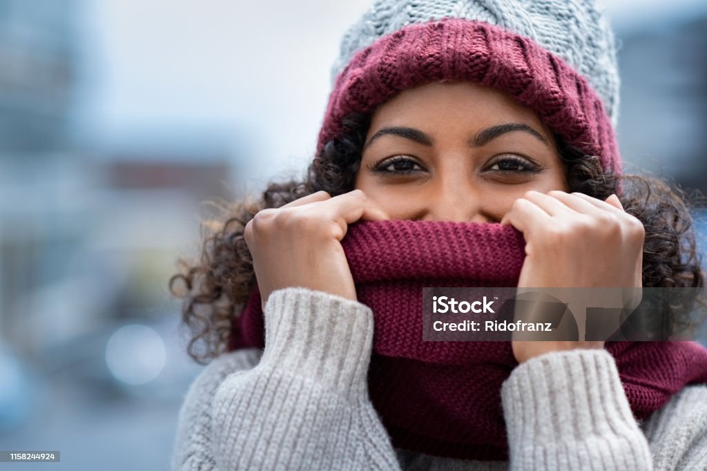 Beautiful woman hiding face in woolen scarf - Royalty-free Inverno Foto de stock