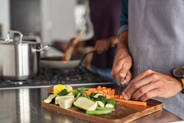 man hand chopping vegetables - vegetable men cutting adult imagens e fotografias de stock