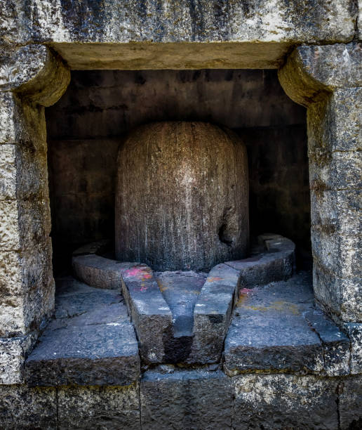 énorme pierre antique shivling dans un temple antique - sculpture khajuraho india indian culture photos et images de collection