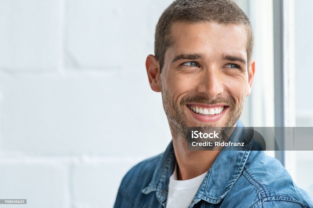 Boldog mosolygós ember néz el - Jogdíjmentes Férfi témájú stock fotó Boldog mosolygós ember néz el - Jogdíjmentes Férfi témájú stock fotó