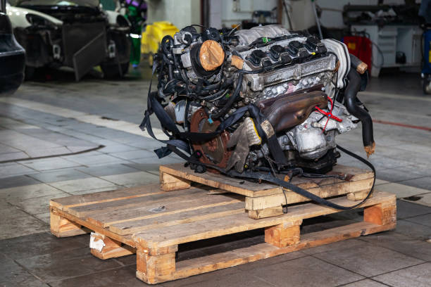 motor de repuesto utilizado en un palet montado para su instalación en un coche después de una avería y reparación en un taller de reparación de automóviles como garantía para el concesionario. industria de servicios automotriz. - pimp my ride fotografías e imágenes de stock