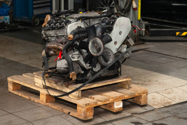 motor de repuesto utilizado en un palet montado para su instalación en un coche después de una avería y reparación en un taller de reparación de automóviles como garantía para el concesionario. industria de servicios automotriz. - pimp my ride fotografías e imágenes de stock