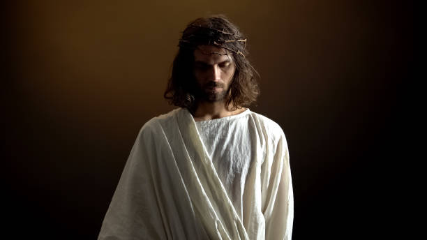 jesus triste abaixou a cabeça na coroa de espinhos, sofrendo por pecados da humanidade, expiação - mankind - fotografias e filmes do acervo