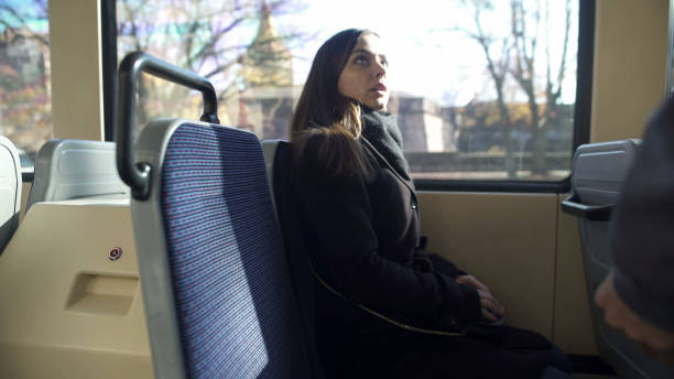 女性の旅客チケット、公共交通機関、旅行をチェックするバス車掌 - ticket control ストックフォトと画像