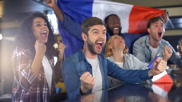 suportes franceses emocionais dos pontos com a bandeira feliz sobre a vitória no championship - área de bar - fotografias e filmes do acervo