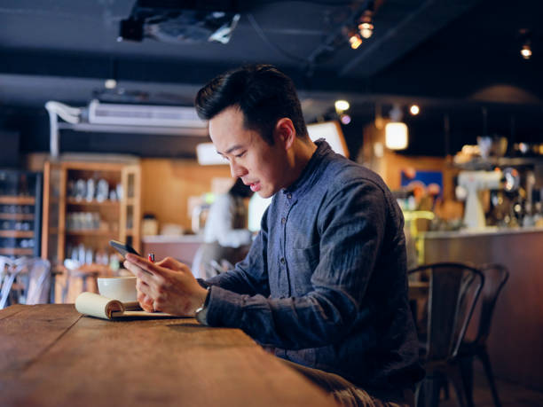 小さなコーヒーショップで働く若いプロの男性 - small business restaurant asian ethnicity asia ストックフォトと画像