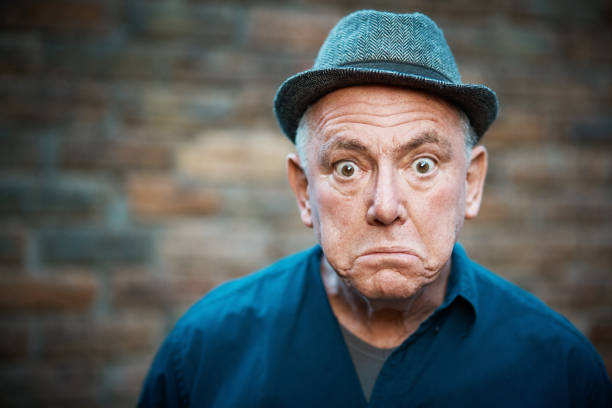 starszy mężczyzna z komicznym wyglądem zaskoczenia - crazy eyes zdjęcia i obrazy z banku zdjęć