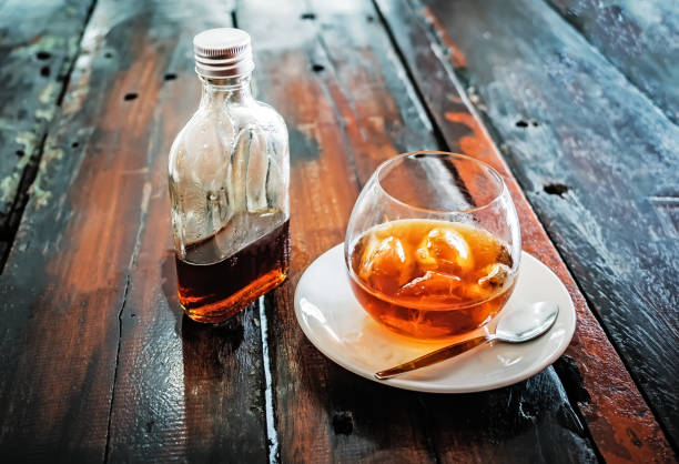 una bottiglia di caffè freddo e ghiaccio in bicchiere con bevanda preparata cold brew - cold pressed immagine foto e immagini stock