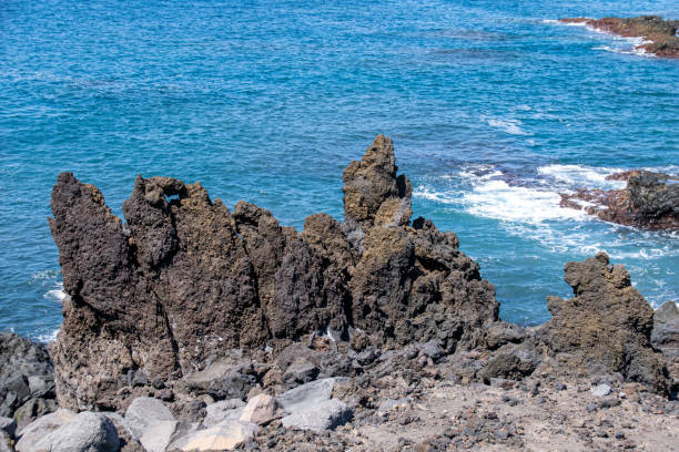 costa vulcanica rocciosa a mirador playa los guirres, la palma, isole canarie, spagna - rocky coastline spain la palma canary islands foto e immagini stock