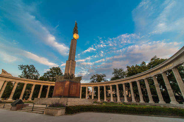 memoriale dei soldati sovietici della seconda guerra mondiale a vienna - colonnade column architecture austria foto e immagini stock