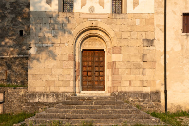 le sanctuaire des martyrs vittore et corona (san vittore e corona) - ancient past antique close up photos et images de collection