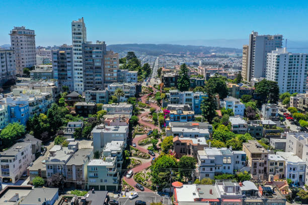 ロンバードストリートとゴールデンゲートブリッジの航空写真 - lombard street city urban scene city life ストックフォトと画像