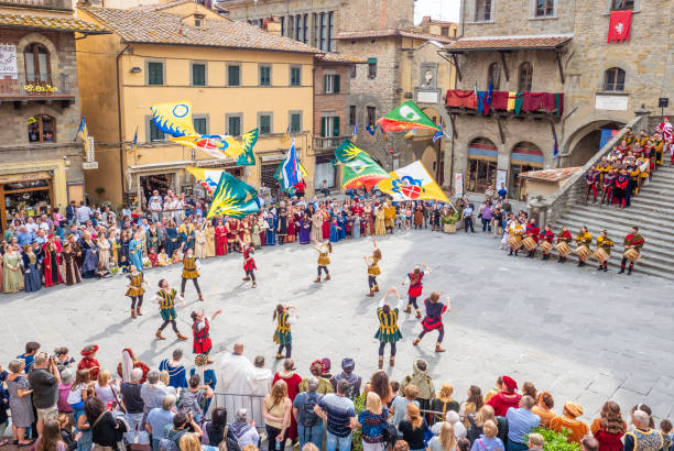 cortona (toscane, italie) - flag bearer photos et images de collection