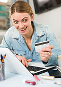 aufgeregte-frau-online-einkaufen.jpg?b=1&s=170x170&k=20&c=9rrNOHPAt6Qp9EcZq7RHasTj8fekwkQ2zZlYssNGiPU=