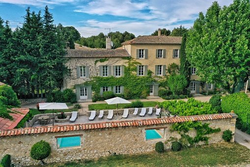 Location of self-catering farmhouse with heated pool in Provence, South France
