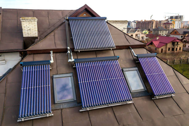 家の屋根の太陽水暖房システム。温水ボイラー、代替生態学的太陽エネルギー発電機。 - geliosystem ストックフォトと画像