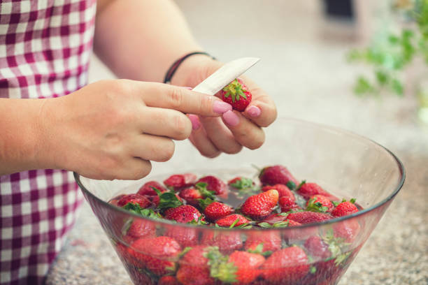 수제 잼을 만들기위한 딸기 세척 - washing fruit preparing food strawberry 뉴스 사진 이미지