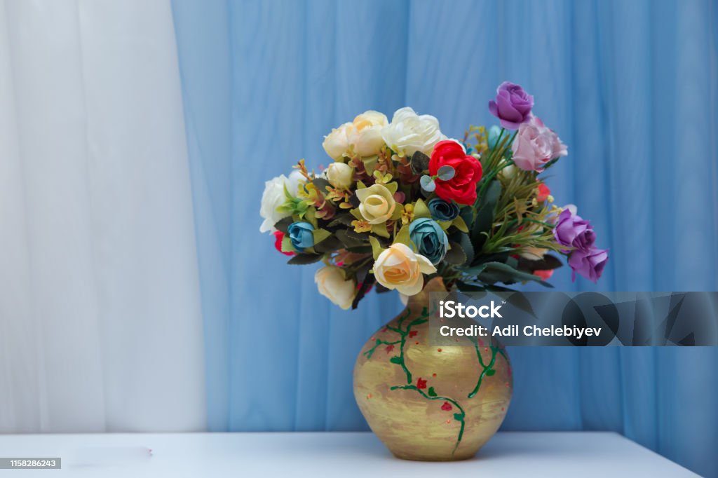 Jarrón Con Hermoso Ramo De Flores De Aster Sobre Mesa Sobre Fondo Azul Espacio Para Texto Cuenco De Flover Macetas De Flores Con Flores Púrpuras Doradas En Fondo Del Cielo Foto de Jarrón Con Hermoso Ramo De Flores De Aster Sobre Mesa Sobre Fondo Azul Espacio Para Texto Cuenco De Flover Macetas De Flores Con Flores Púrpuras Doradas En Fondo Del Cielo Foto de