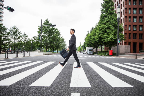 ビジネス街での生活。東京金融街の日本人ビジネスマン - 横断歩道 ストックフォトと画像