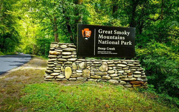 bienvenido al parque nacional great smoky mountains - deep creek campground entrance sign - deep creek area fotografías e imágenes de stock