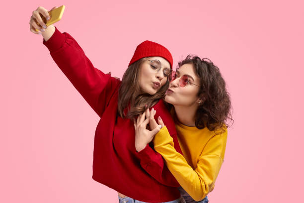 mejores amigos besándose y tomando selfie - bff fotografías e imágenes de stock