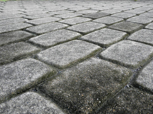 vista de perspectiva de la piedra de ladrillo gris monotono en el suelo para street road. acera, entrada, pavimentadoras, pavimento en diseño vintage piso cuadrado patrón de fondo de textura - paving stone avenue stone curve fotografías e imágenes de stock