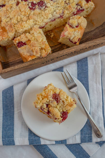 istock Streusel Berry Cake 1158338365