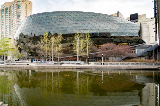 shaw centre junto a ottawa river pathway en rideau canal en ottawa, canadá - ottawa tulip festival fotografías e imágenes de stock