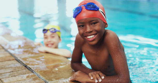 i nuotatori fiduciosi sono nuotatori sicuri - child swimming pool swimming little boys foto e immagini stock