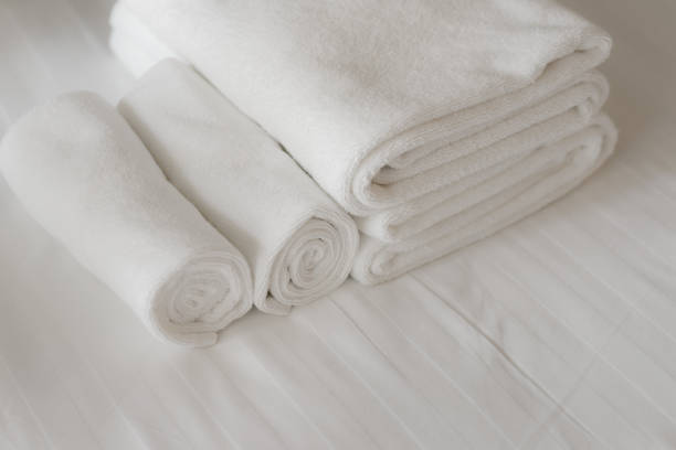 serviettes blanches moelleuses sur le lit dans la chambre de l'hôtel. fermez-vous vers le haut de la vue - roll away bed photos et images de collection