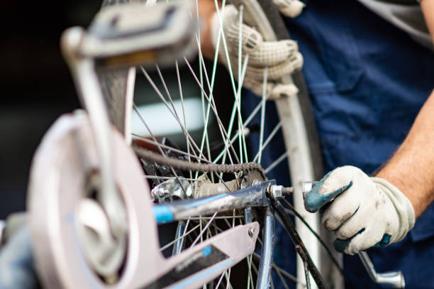 mécanicien de passe-temps dans les réparations globales d'un vélo - bicycle broken old chain photos et images de collection