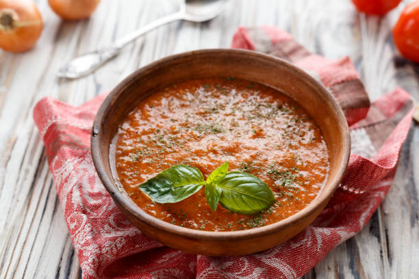hausgemachte tomaten-suppe - tomato soup red basil table stock-fotos und bilder