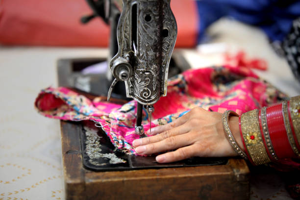 cloths sewing machine - manual worker sewing women tailor imagens e fotografias de stock