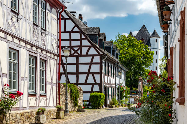 fachwerkhäuser in der burgstraße in eltville am rhein - eltville am rhein fotos stock-fotos und bilder