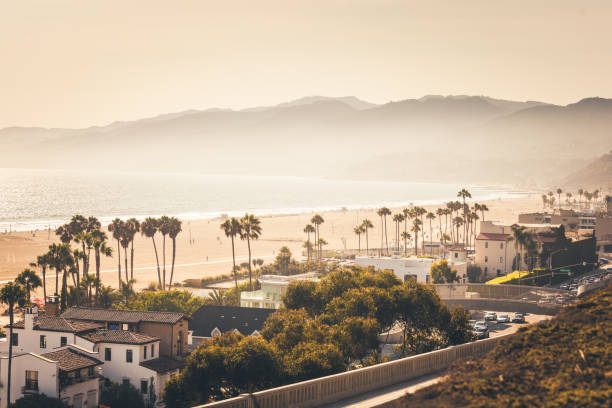 coucher du soleil d'or au-dessus de santa monica - coastal city photos et images de collection